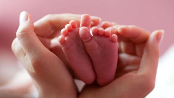 Ноги младенца в руках матери - Sputnik Абхазия