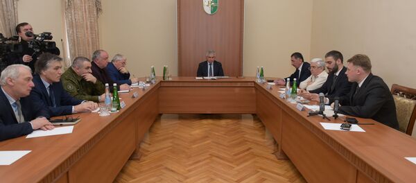 Совещание по вопросу перезахоронения останков воинов Советской Армии в администрации президента Совещание по вопросу перезахоронения останков воинов Советской Армии в администрации президента - Sputnik Абхазия