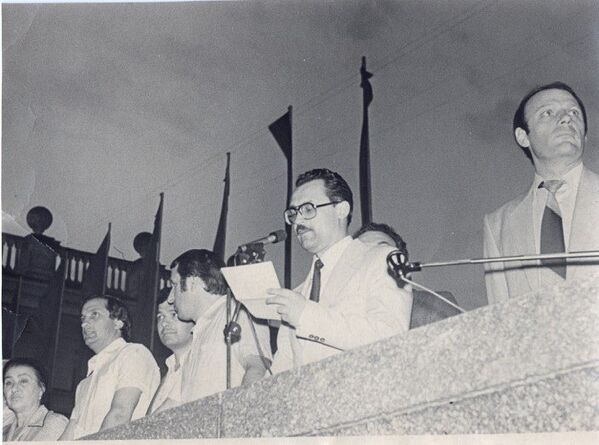 Приветствие руководства города выпускников школ на городской площади Сухума (1981). - Sputnik Абхазия