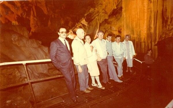 Прием делегации Шотландии. Экскурсия в Новоафонской пещере (1986) - Sputnik Абхазия