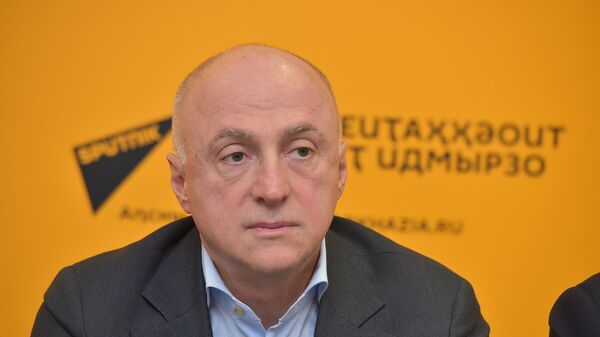 Беслан Агрба во время ПК об открытии международного фонда культуры Ф.Искандера Стоянка человека - Sputnik Абхазия