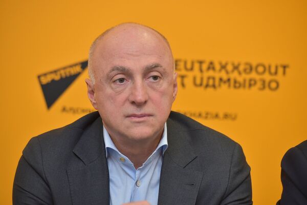 ПК об открытии международного фонда культуры Ф.Искандера Стоянка человека - Sputnik Абхазия
