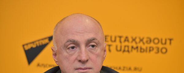 Беслан Агрба во время ПК об открытии международного фонда культуры Ф.Искандера Стоянка человека - Sputnik Абхазия