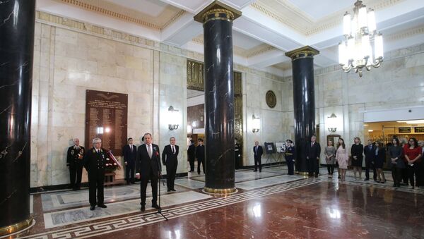 Глава МИД РФ С. Лавров возложил цветы к памятным доскам по случаю Дня дипломатического работника - Sputnik Абхазия