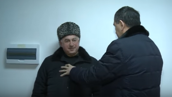 Юнус-Бек Евкуров проверил качество отделки стен по спинам подрядчиков - Sputnik Абхазия