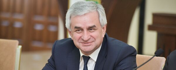 Президент Рауль Хаджимба на презентации Международного фонда культуры имени Фазиля Искандера Стоянка Человека в Кабинете Министров Президент Рауль Хаджимба на презентации Международного фонда культуры имени Фазиля Искандера Стоянка Человека в Кабинете Министров - Sputnik Абхазия