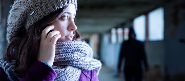 Испуганная девушка говорит по телефону Испуганная девушка говорит по телефону - Sputnik Абхазия