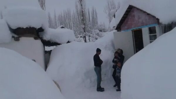 Выше человека с вытянутыми руками — трехметровый снег выпал в Чаткале - Sputnik Абхазия