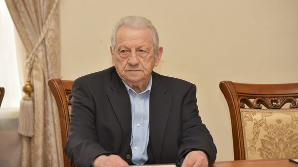 Писатель Алексей Гогуа на церемонии вручения наград лауреатам премии им. Дмитрий Гулия в администрации президента - Sputnik Аҧсны