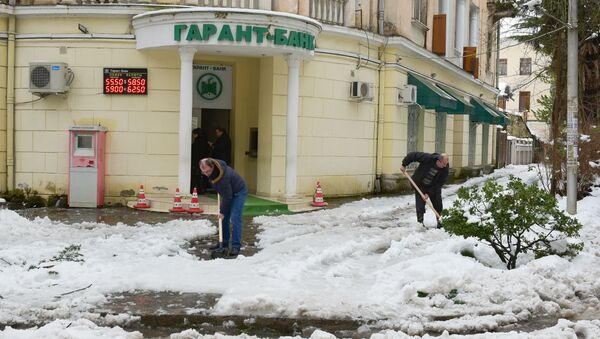 Расчистка улиц после снегопада в Сухуме - Sputnik Аҧсны
