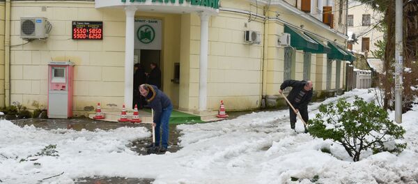 Расчитска улиц после снегопада в Сухуме Расчитска улиц после снегопада в Сухуме - Sputnik Абхазия