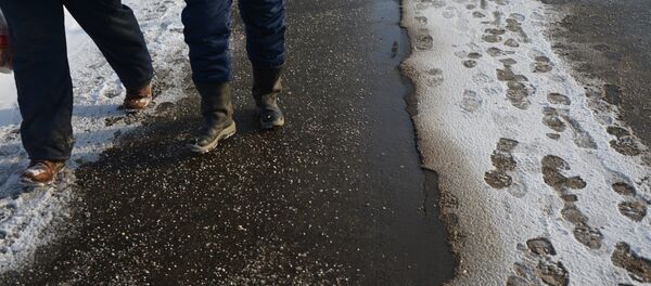 Тротуар, посыпанный противогололедным реагентом Тротуар, посыпанный противогололедным реагентом - Sputnik Абхазия