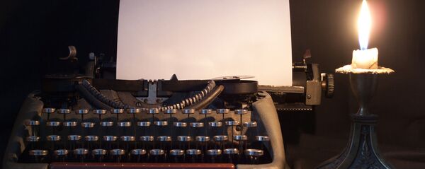 Печатная машинка при свете свечи Печатная машинка при свете свечи - Sputnik Абхазия