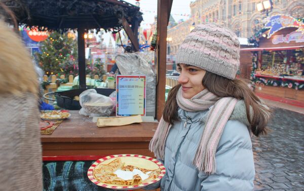 Лера пробует блинчики на Красной площади - Sputnik Абхазия