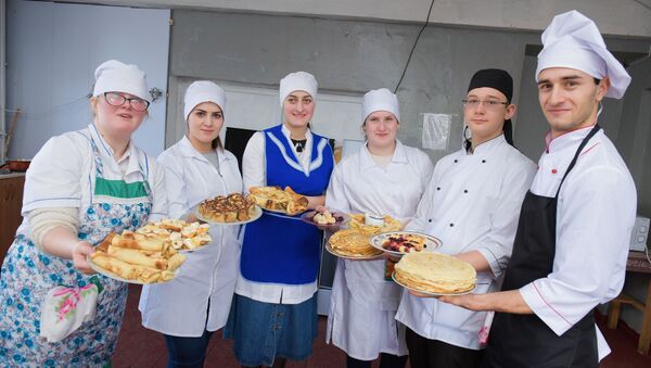 Приготовление  русских блинов студентами кулинарного колледжа - Sputnik Абхазия