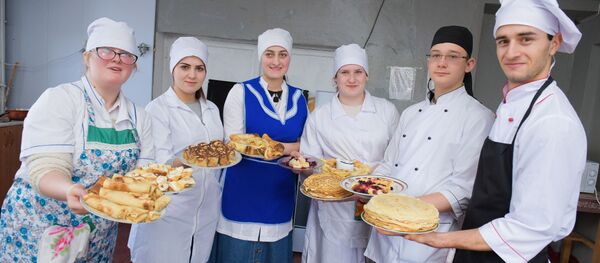 Приготовление  русских блинов студентами кулинарного колледжа Приготовление  русских блинов студентами кулинарного колледжа - Sputnik Абхазия