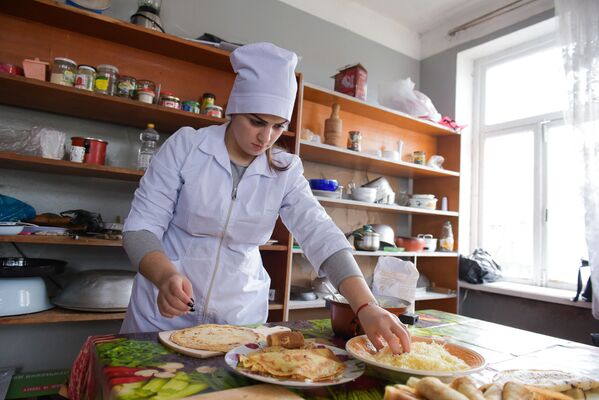 Приготовление русских блинов студентами кулинарного колледжа - Sputnik Абхазия