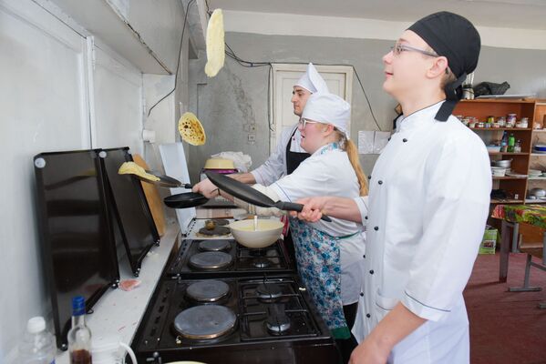 Приготовление русских блинов студентами кулинарного колледжа - Sputnik Абхазия