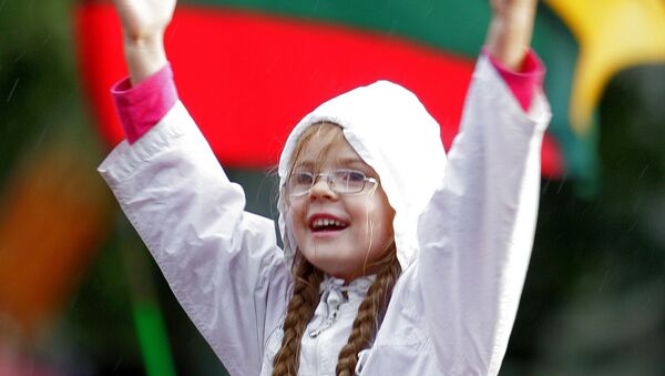 Ребенок на форе флага Литвы в Вильнюсе - Sputnik Абхазия