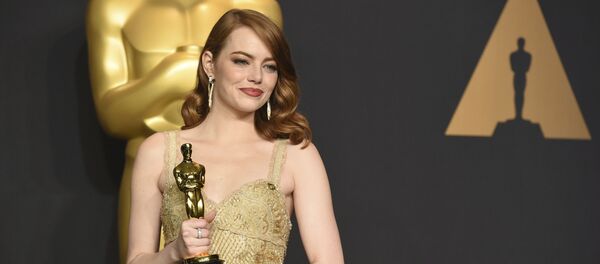 Эмма Стоун, получившая Оскар в номинации лучшая женская роль, позирует для фотографов - Sputnik Абхазия