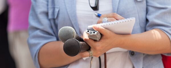 Журналистка с микрофонами - Sputnik Абхазия