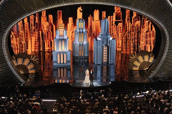 Актриса Хейли Стейнфелд и актер Гаэль Гарсиа Берналь на церемонии вручения премии Оскар-2017 в США - Sputnik Абхазия