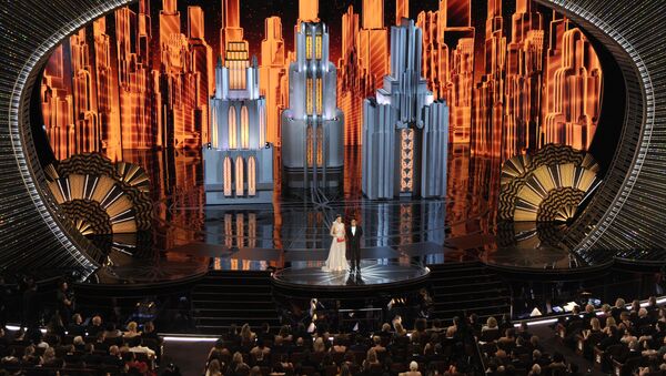 Актриса Хейли Стейнфелд и актер Гаэль Гарсиа Берналь на церемонии вручения премии Оскар-2017 в США - Sputnik Абхазия