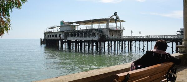 Вид на ресторан Амра с набережной Махаджиров Вид на ресторан Амра с набережной Махаджиров - Sputnik Абхазия