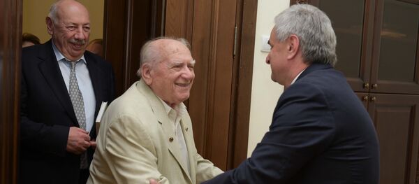 Рауль Ҳаџьымбеи апрофессор Борис Лапини еиԥылеит - Sputnik Аҧсны