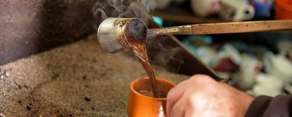 Кофе, сваренный в турке на песке, наливают в чашку Кофе, сваренный в турке на песке, наливают в чашку - Sputnik Абхазия