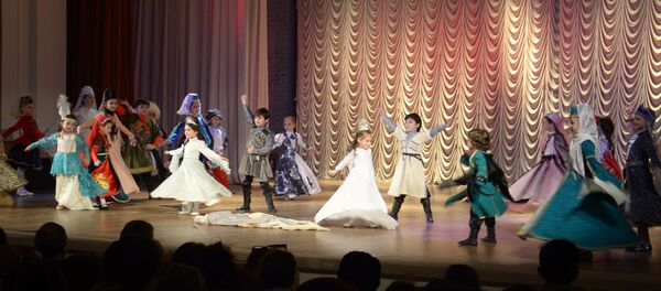 Ансамбль Гагрипш исполнил русские и кавказские народные танцы Ансамбль Гагрипш исполнил русские и кавказские народные танцы - Sputnik Абхазия