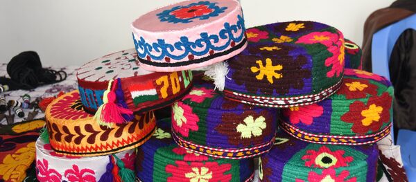 Вышитые тюбетейки на выставке ремесел в Таджикистане - Sputnik Абхазия