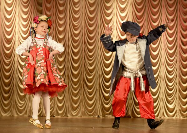 Концерт хореографического ансамбля Гагрипш из Гагры в Абхазской государственной филармонии имени Раждена Гумба - Sputnik Абхазия