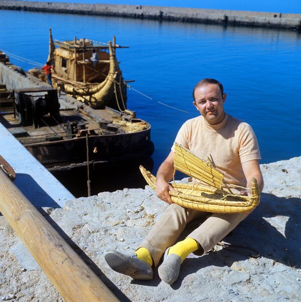 Юрий Сенкевич с макетом папирусной лодки - Sputnik Абхазия