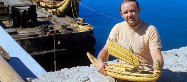 Юрий Сенкевич с макетом папирусной лодки Юрий Сенкевич с макетом папирусной лодки - Sputnik Абхазия