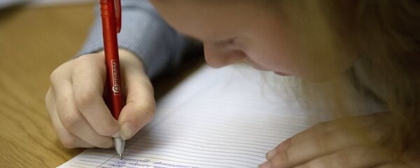 Абитуриентка пишет диктант - Sputnik Абхазия