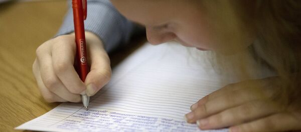 Абитуриентка пишет диктант - Sputnik Абхазия