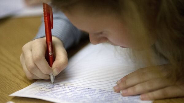 Абитуриентка пишет диктант - Sputnik Абхазия