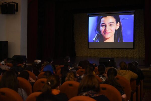 Зрители в Очамчыре во время выступления Валерия Адлейба на шоу Ты супер! - Sputnik Абхазия