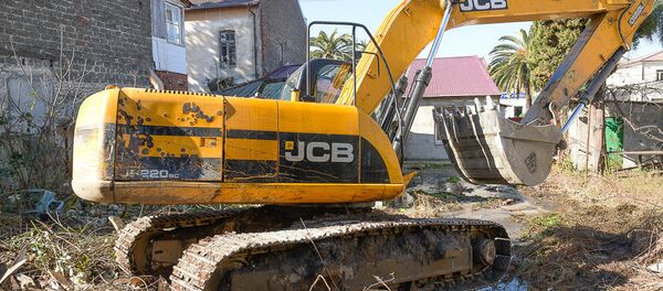 Примерно в 9.30 утра 6 марта строители начали сносить здание турецких бань 1913 года Примерно в 9.30 утра 6 марта строители начали сносить здание турецких бань 1913 года - Sputnik Абхазия