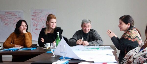В Сухуме проводятся тренинги по подготовке социальных работников для защиты уязвимых детей и семей В Сухуме проводятся тренинги по подготовке социальных работников для защиты уязвимых детей и семей - Sputnik Абхазия