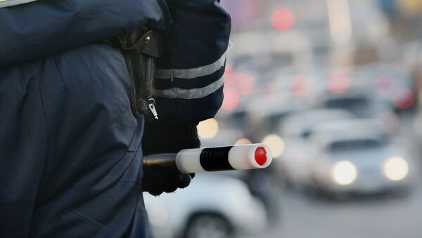 Инспектор дорожно-постовой службы регулирует движение автотранспорта - Sputnik Абхазия