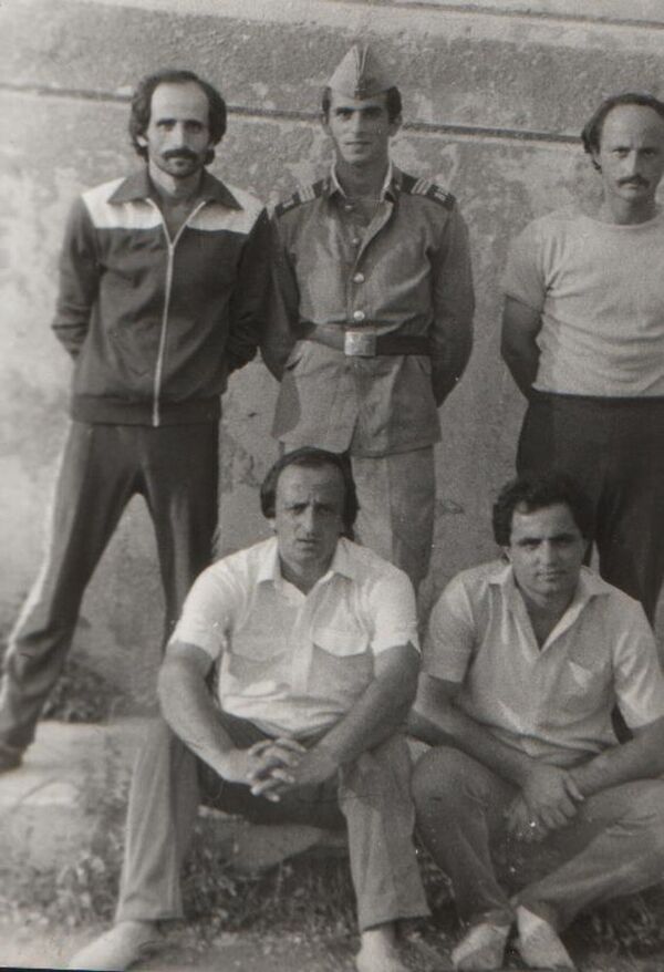 На этой фотографии, сделанной в 1984 году, запечатлены Савелий Читанава и четверо его родных братьев в день возвращения одного из них с военной службы - Sputnik Абхазия