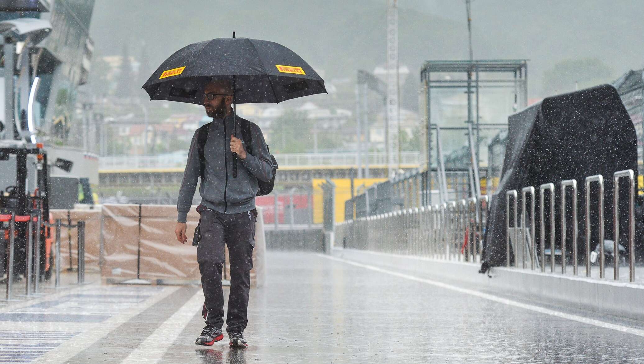 Дождь начавшийся утром. Человек под зонтом. Человек идет под зонтом. Мальчик идёт в дождь. Парень дождь.
