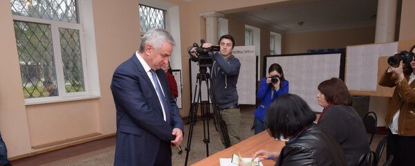Президент Рауль Хаджимба проголосовал на парламентских выборах Президент Рауль Хаджимба проголосовал на парламентских выборах - Sputnik Абхазия