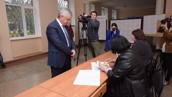 Президент Рауль Хаджимба проголосовал на парламентских выборах - Sputnik Абхазия