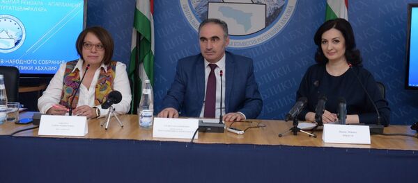 Председатель ЦИК Тамаз Гония и пресс-секретарь Елена Лабахуа на пресс-конференции по выбора в парламент Абхазии - Sputnik Абхазия