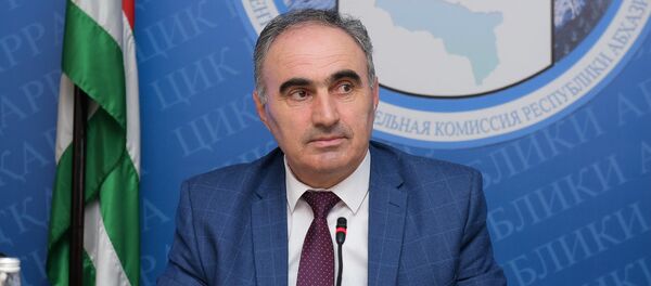 Председатель ЦИК Тамаз Гония на пресс-конференции по выборам в парламент Абхазии Председатель ЦИК Тамаз Гония на пресс-конференции по выборам в парламент Абхазии - Sputnik Абхазия