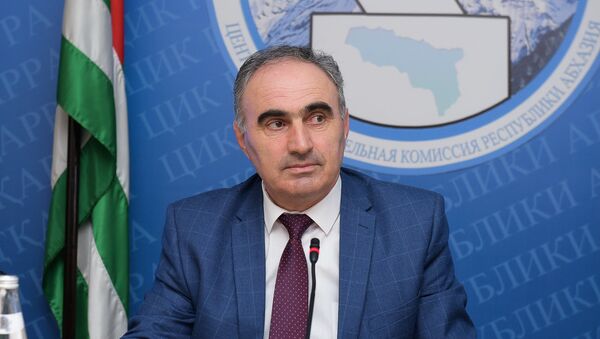 Председатель ЦИК Тамаз Гония на пресс-конференции по выборам в парламент Абхазии - Sputnik Абхазия