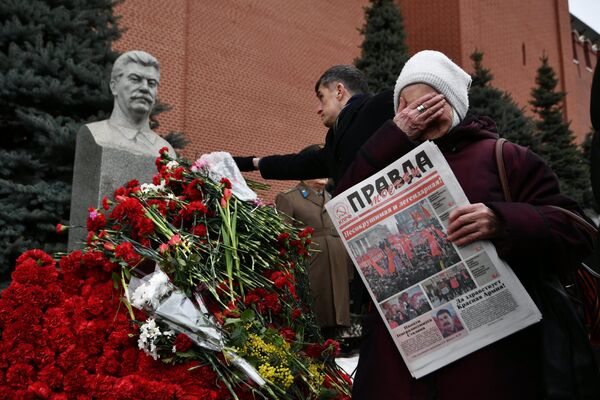 Возложение цветов к могиле И.В. Сталина - Sputnik Абхазия